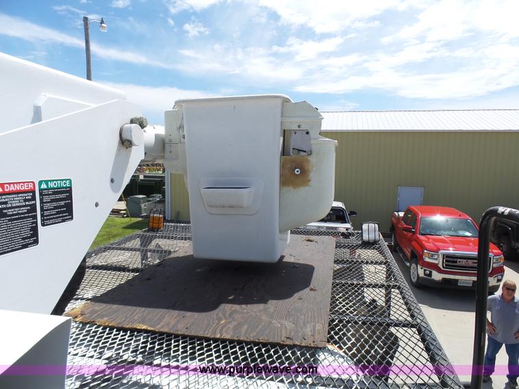 image for item N9404 2003 International 7400 bucket truck