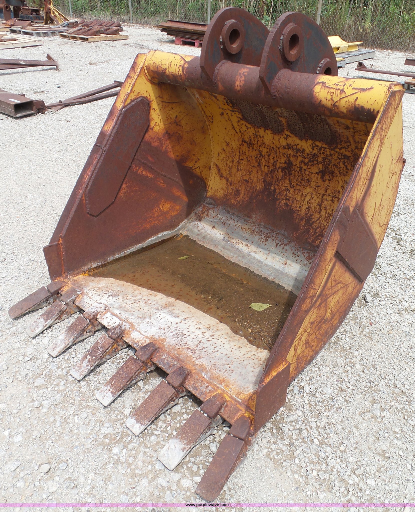 Case excavator bucket in Topeka, KS | Item BG9381 sold | Purple Wave