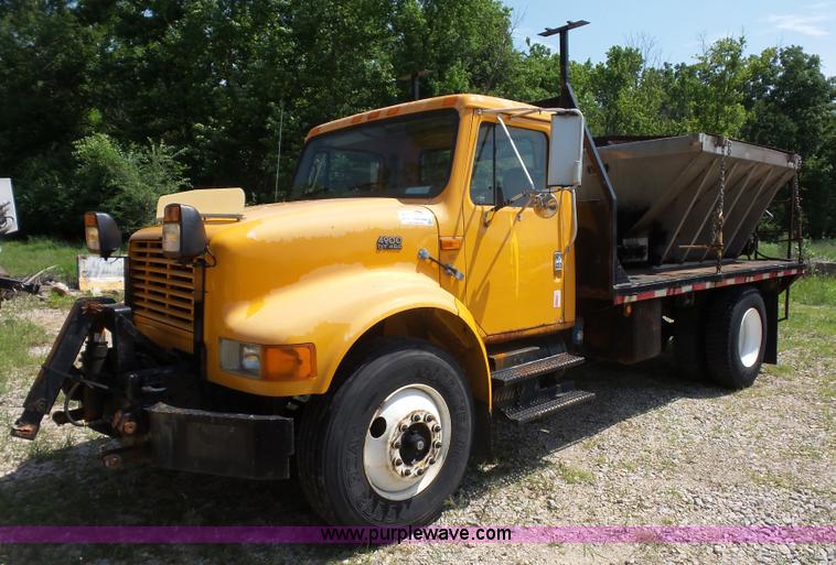 image for item K1732 1997 International 4900 flatbed truck