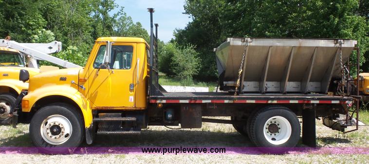 image for item K1732 1997 International 4900 flatbed truck