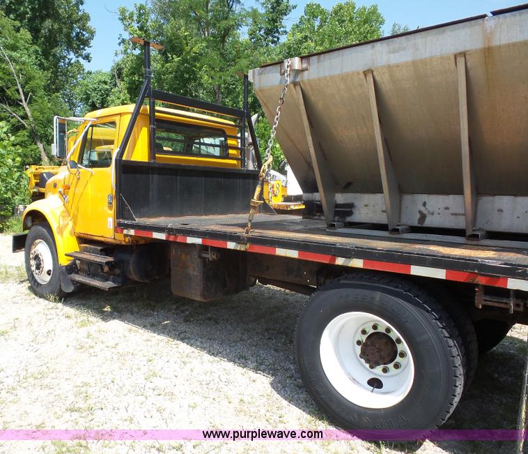 image for item K1732 1997 International 4900 flatbed truck