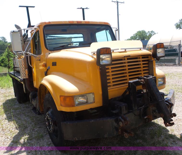 image for item K1732 1997 International 4900 flatbed truck