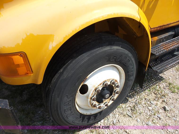 image for item K1732 1997 International 4900 flatbed truck