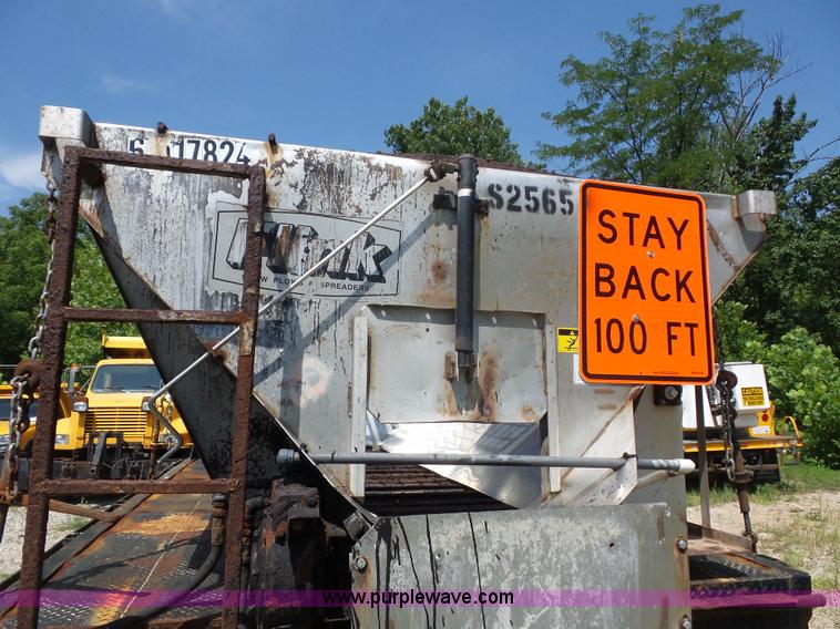 image for item K1732 1997 International 4900 flatbed truck