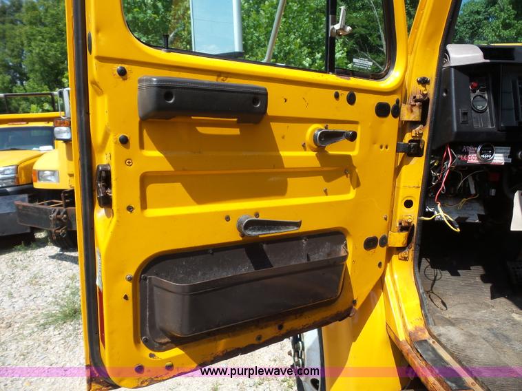 image for item K1732 1997 International 4900 flatbed truck