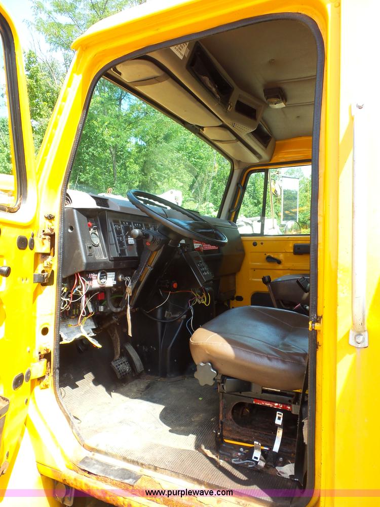 image for item K1732 1997 International 4900 flatbed truck