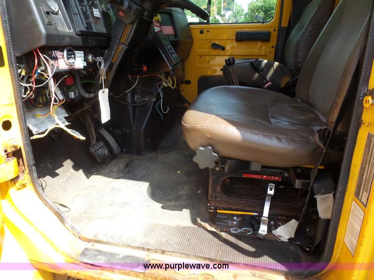 image for item K1732 1997 International 4900 flatbed truck