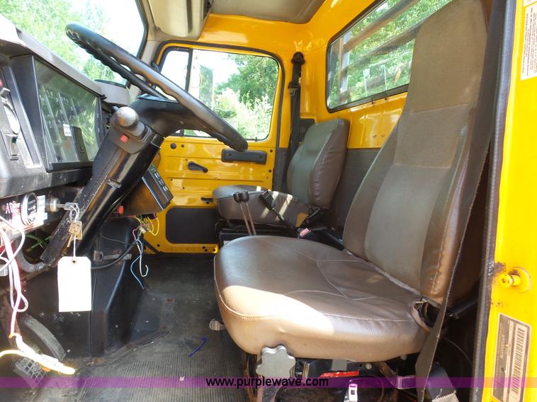 image for item K1732 1997 International 4900 flatbed truck