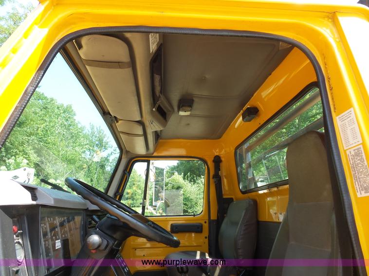 image for item K1732 1997 International 4900 flatbed truck