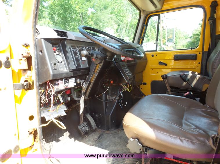 image for item K1732 1997 International 4900 flatbed truck