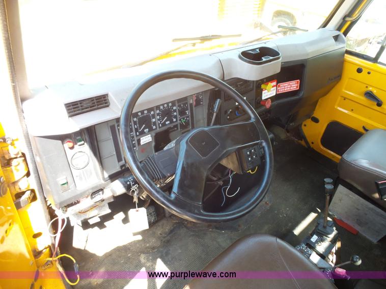 image for item K1732 1997 International 4900 flatbed truck