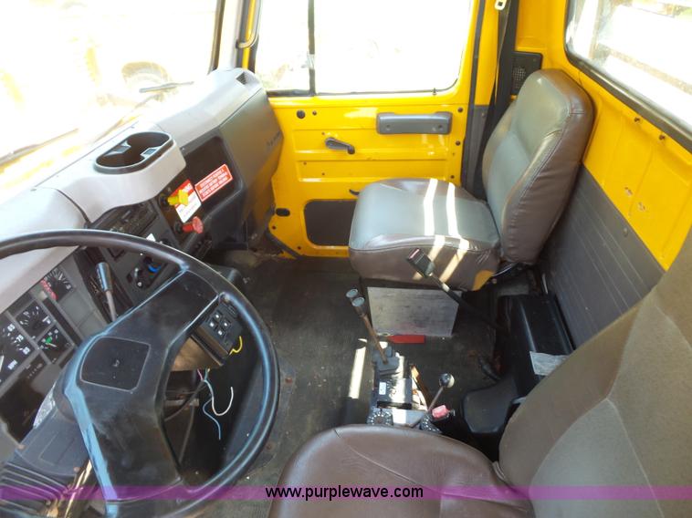 image for item K1732 1997 International 4900 flatbed truck