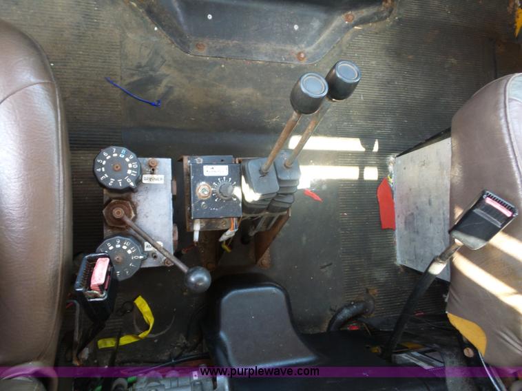 image for item K1732 1997 International 4900 flatbed truck