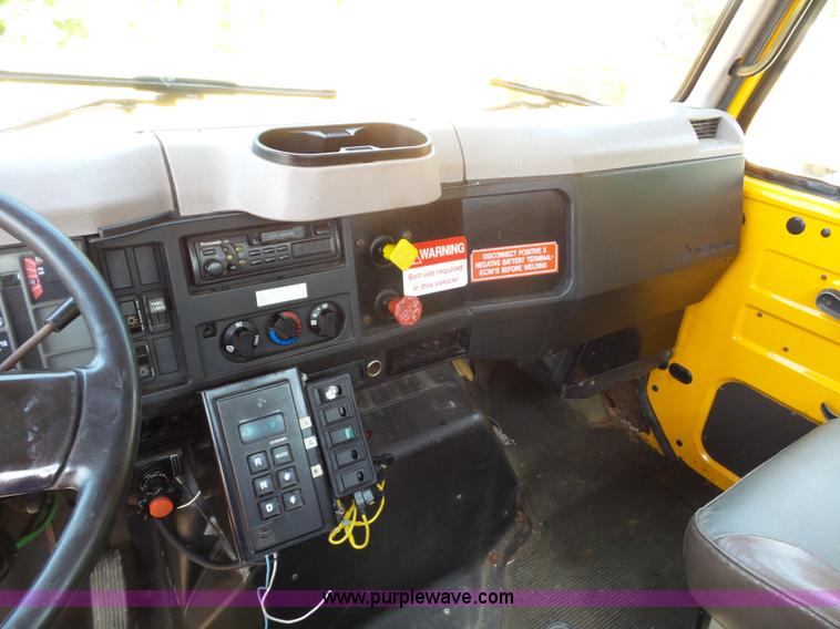 image for item K1732 1997 International 4900 flatbed truck