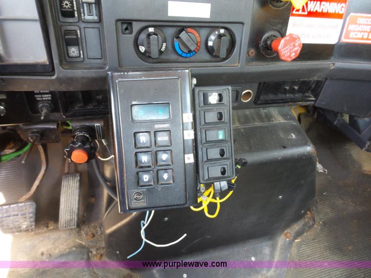 image for item K1732 1997 International 4900 flatbed truck