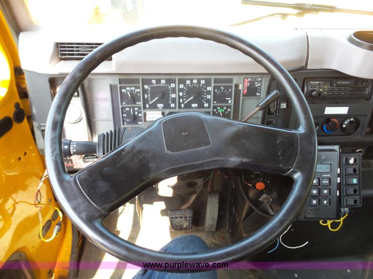 image for item K1732 1997 International 4900 flatbed truck