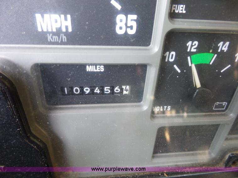 image for item K1732 1997 International 4900 flatbed truck