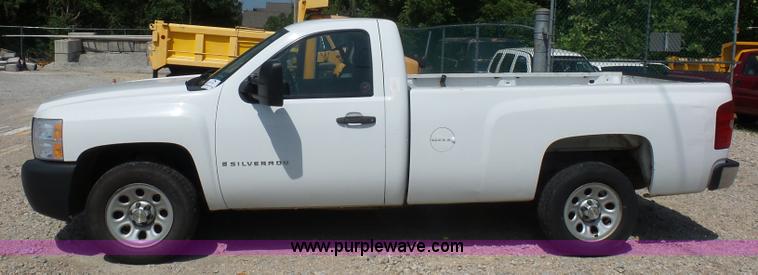 image for item K1733 2008 Chevrolet Silverado 1500 pickup truck