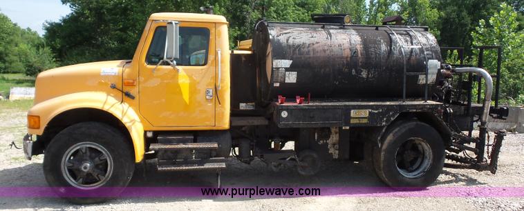 image for item K1734 1992 International 4900 oil distribution truck