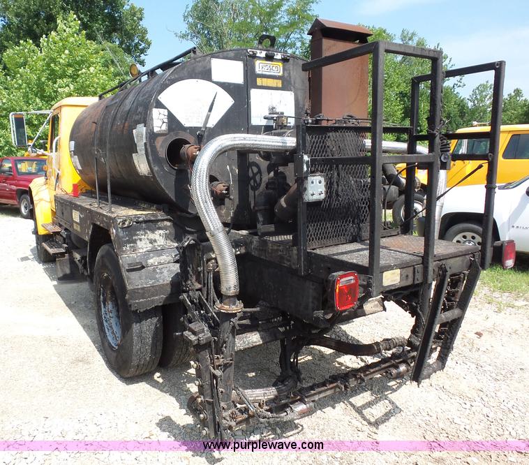 image for item K1734 1992 International 4900 oil distribution truck