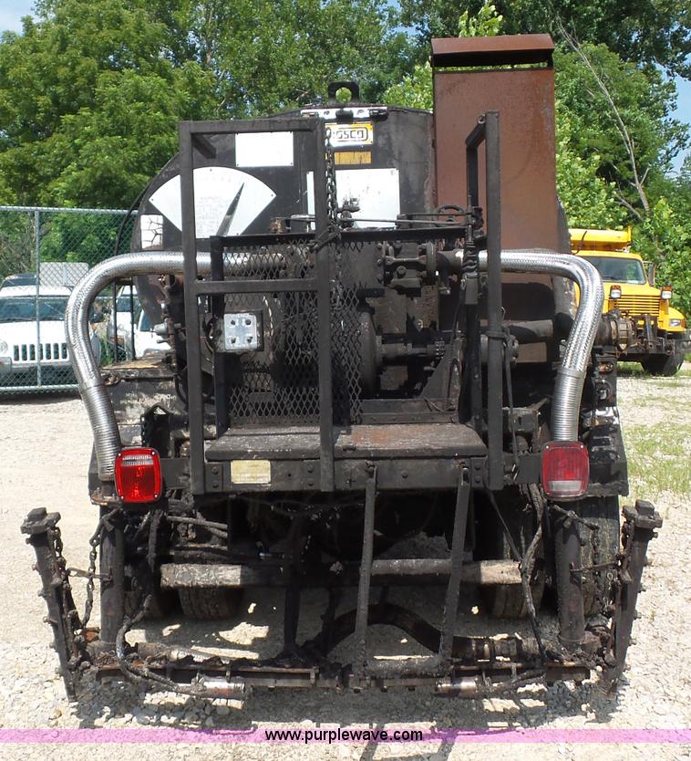 image for item K1734 1992 International 4900 oil distribution truck