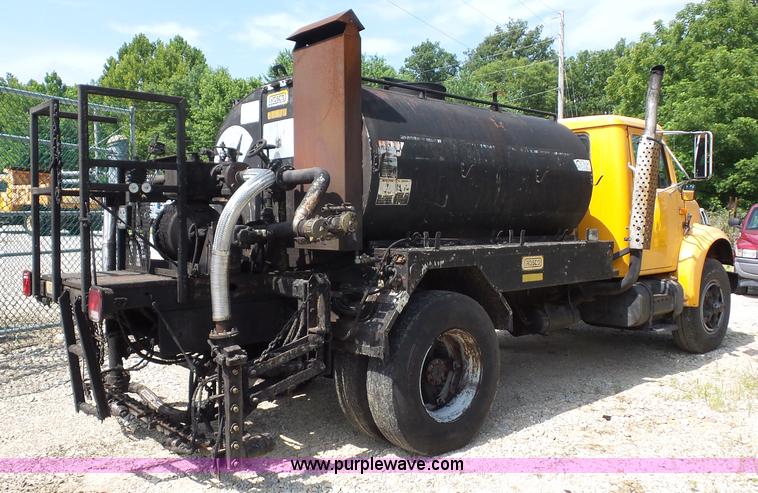 image for item K1734 1992 International 4900 oil distribution truck