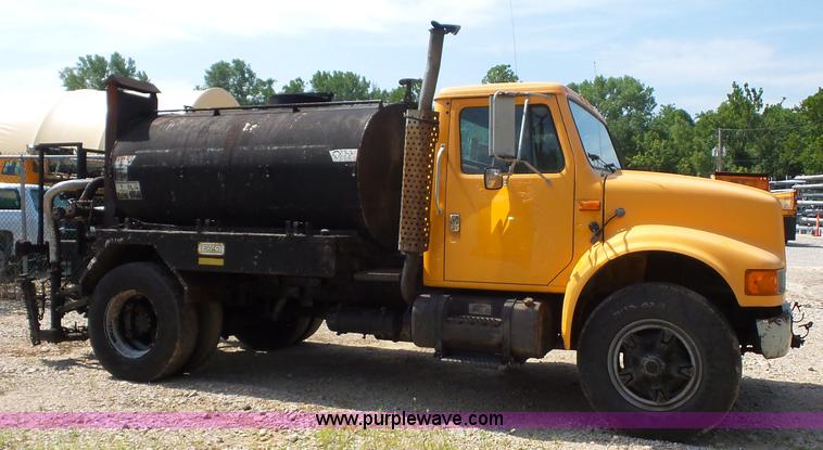 image for item K1734 1992 International 4900 oil distribution truck