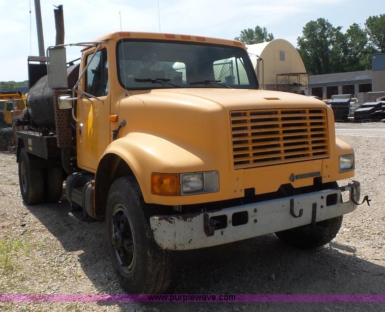 image for item K1734 1992 International 4900 oil distribution truck