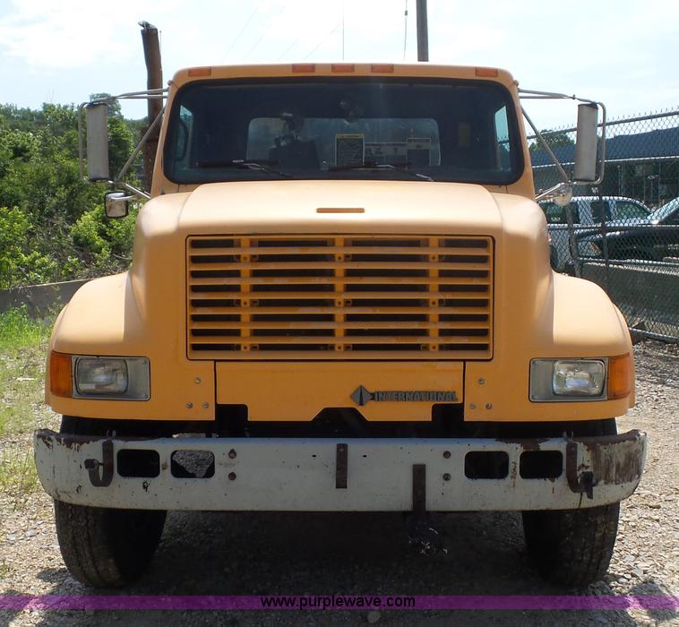 image for item K1734 1992 International 4900 oil distribution truck