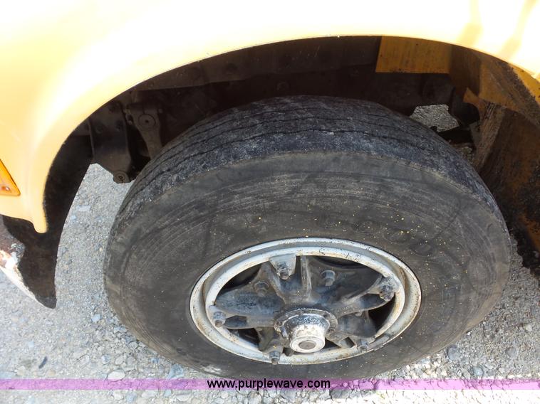 image for item K1734 1992 International 4900 oil distribution truck