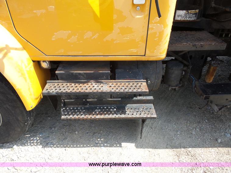 image for item K1734 1992 International 4900 oil distribution truck