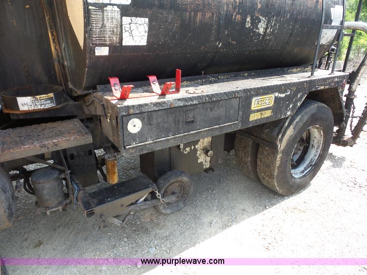 image for item K1734 1992 International 4900 oil distribution truck