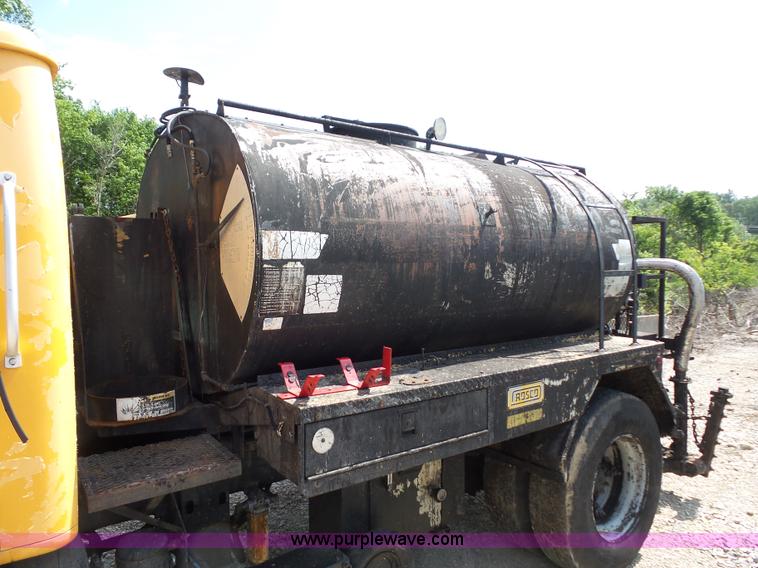 image for item K1734 1992 International 4900 oil distribution truck