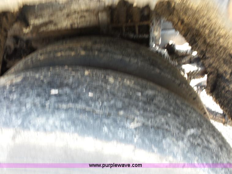 image for item K1734 1992 International 4900 oil distribution truck