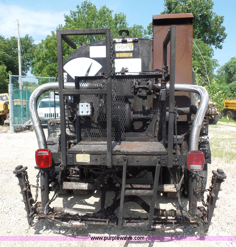 image for item K1734 1992 International 4900 oil distribution truck