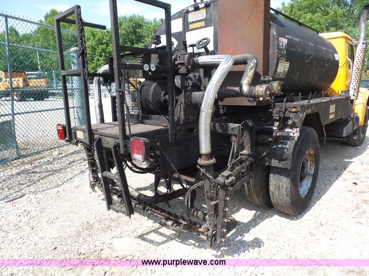 image for item K1734 1992 International 4900 oil distribution truck