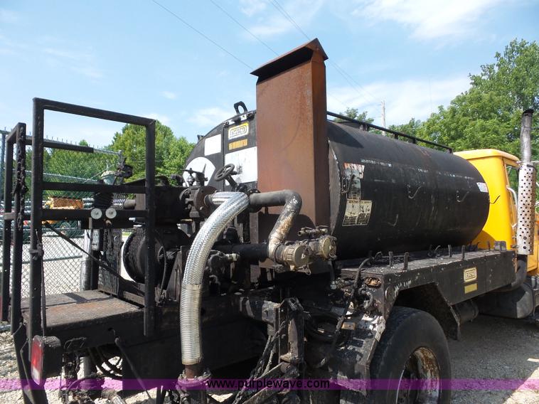 image for item K1734 1992 International 4900 oil distribution truck