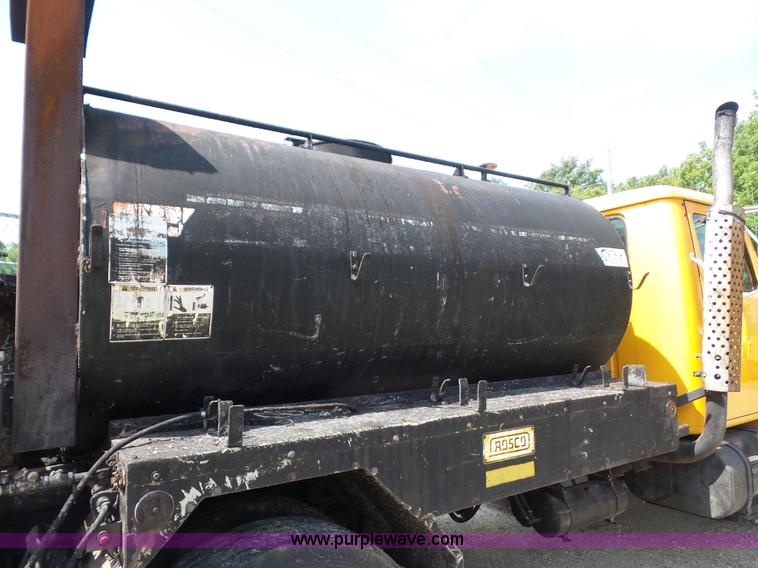 image for item K1734 1992 International 4900 oil distribution truck