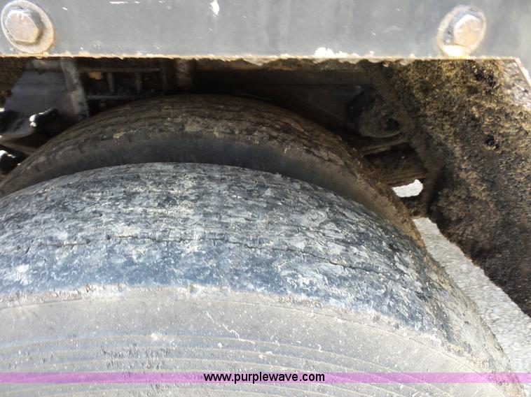 image for item K1734 1992 International 4900 oil distribution truck