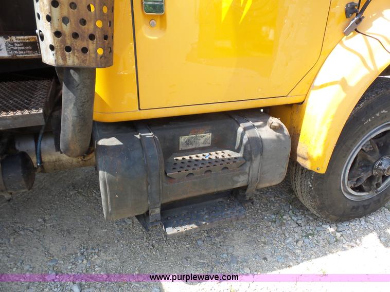 image for item K1734 1992 International 4900 oil distribution truck