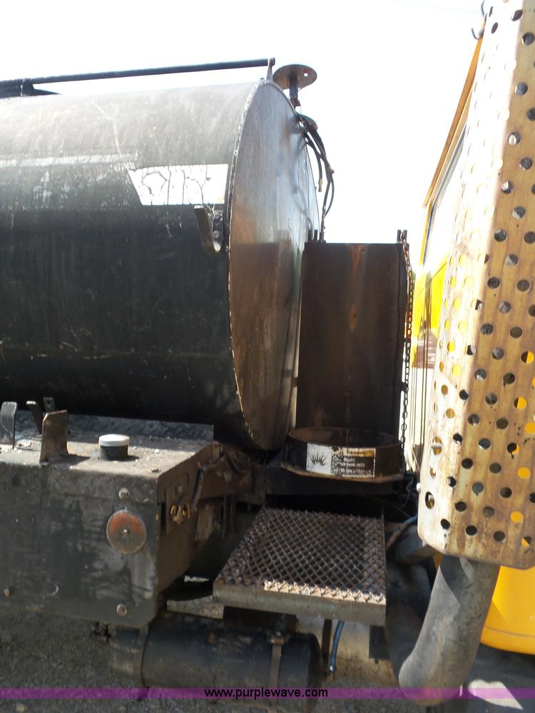 image for item K1734 1992 International 4900 oil distribution truck