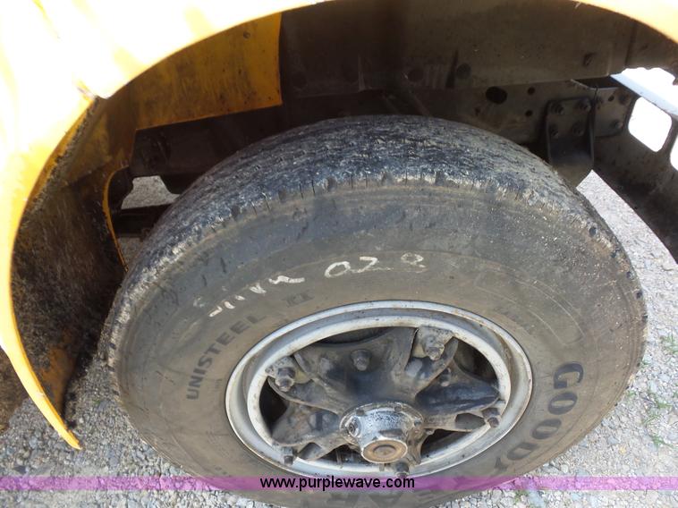 image for item K1734 1992 International 4900 oil distribution truck