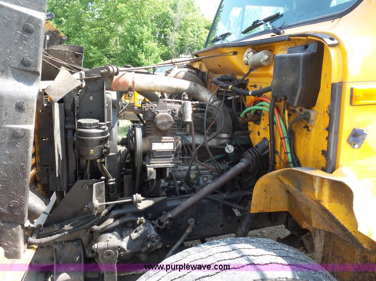 image for item K1734 1992 International 4900 oil distribution truck