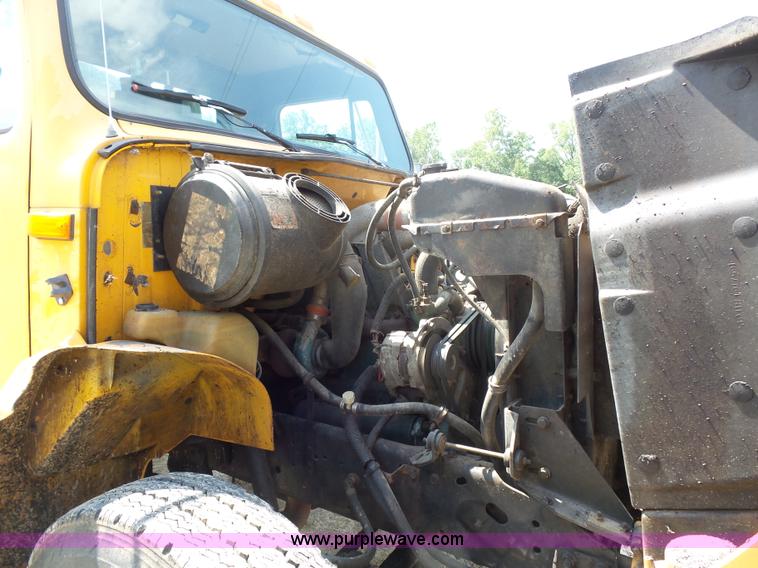 image for item K1734 1992 International 4900 oil distribution truck