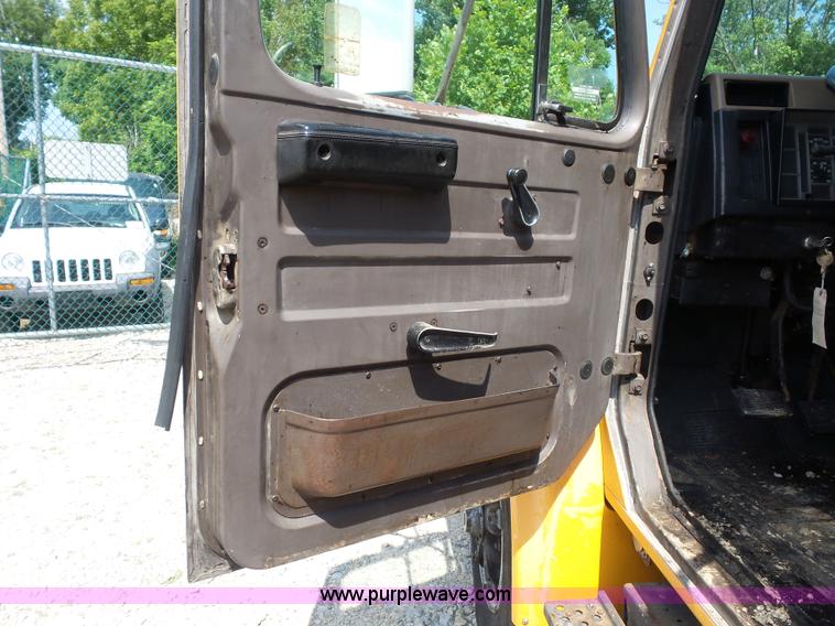 image for item K1734 1992 International 4900 oil distribution truck