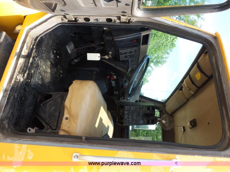 image for item K1734 1992 International 4900 oil distribution truck