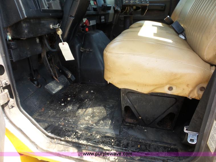 image for item K1734 1992 International 4900 oil distribution truck