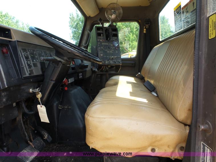 image for item K1734 1992 International 4900 oil distribution truck