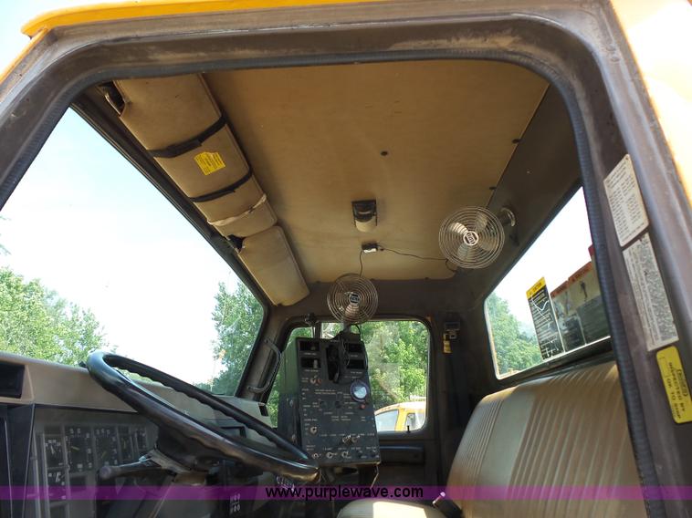 image for item K1734 1992 International 4900 oil distribution truck