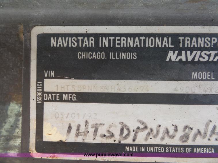 image for item K1734 1992 International 4900 oil distribution truck